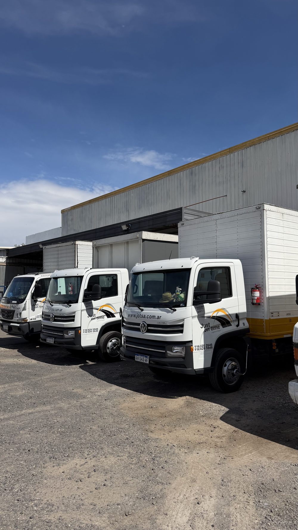 Nuevas unidades de reparto de Just on Time frente a la nave