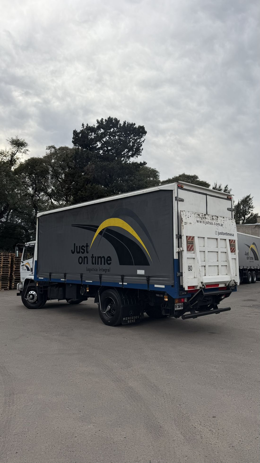 Camión Mercedes-Benz de Just on Time con pala hidráulica trasera